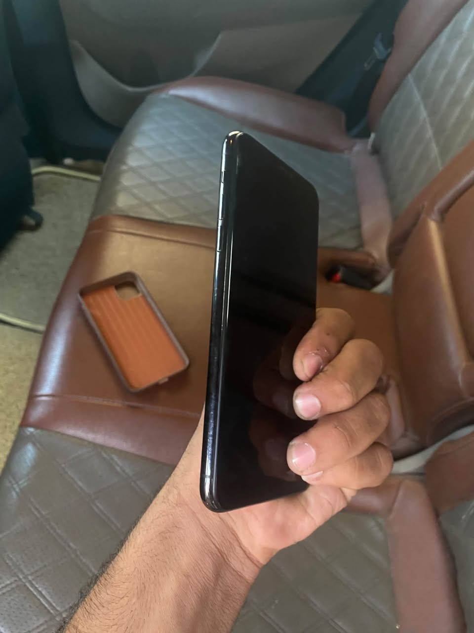 ايفون ١١ برو ماكس • بطارية ٨٧٪ • مكفول