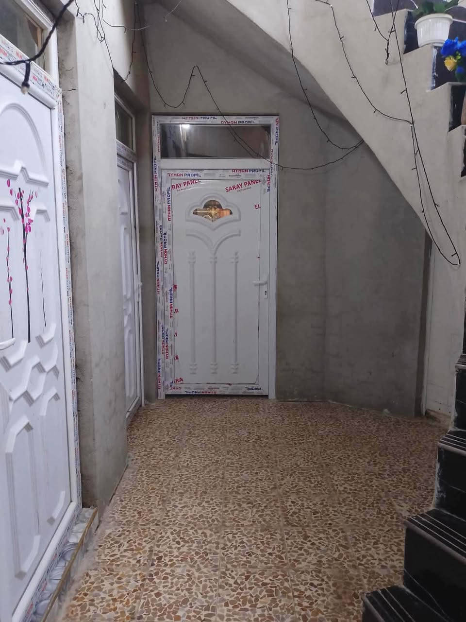 للبيع بيت مساحه 150 متر العنوان قوسيات يم جامع عبدلله بن ابي قحافه ماي كهرب غرفتين هول استقبال مطبخ تبليط يبعد 50 متر موقع مرتب سعرو 45 يرهم قصط مقدمه 15 وفوك وبشهر 500 وفوك غير ما يرهم شراي اتصل ***********

