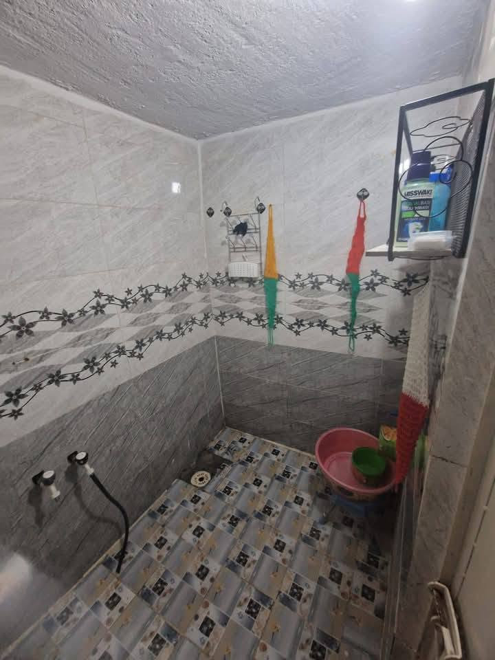 طابق ونص • غرفتين • قرب شارع المحله