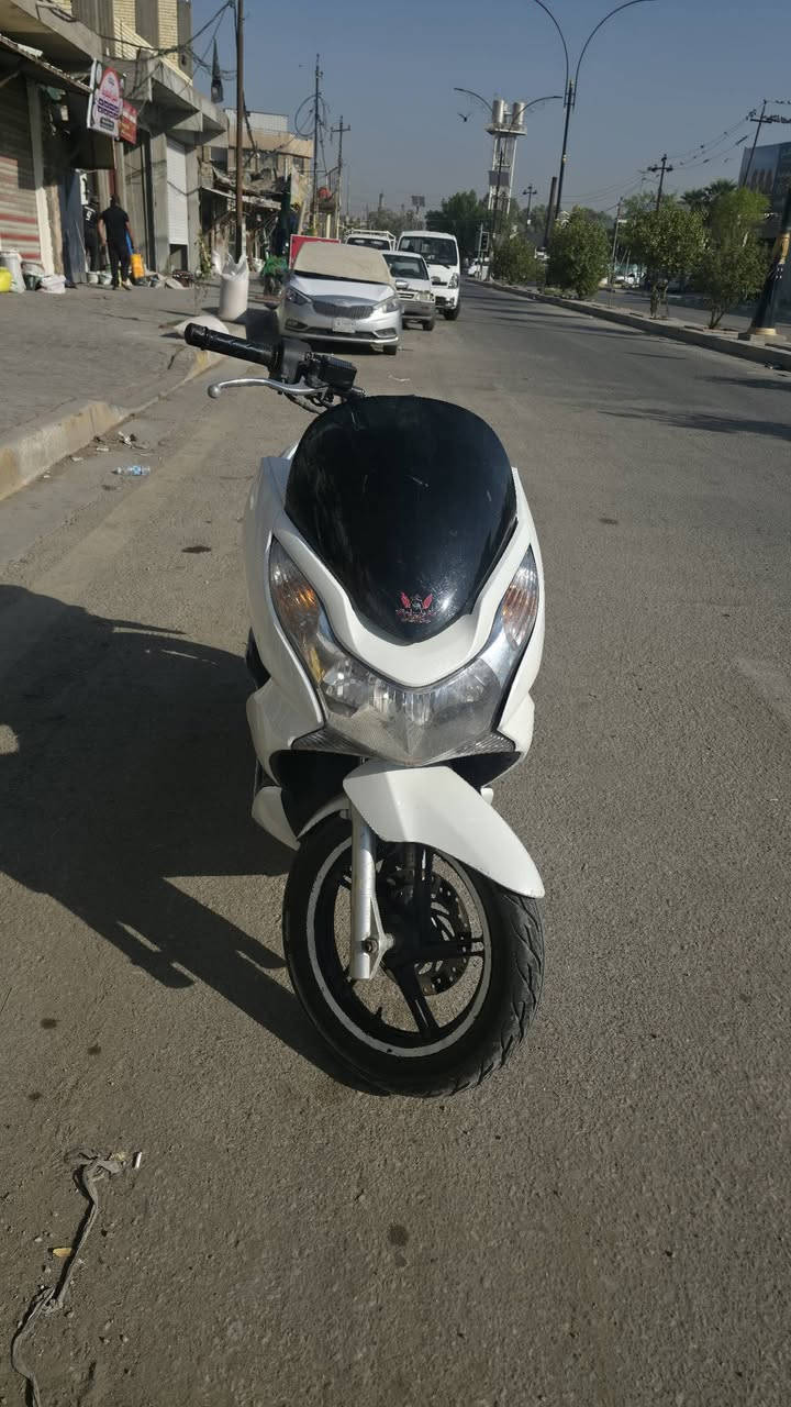 السلام عليكم PCX جيل اول ياباني للبيع 
السلام عليكم دراجة( PCX  ١٥٠جيل اول ياباني) للبيع ماشية الدراجة ٢٦ الف و قابل للزيادة  السعر المطلوب مليون و ٢٥٠ الف 
الدراجة  واكعة على الصفحة اليسرة و مشخوطة شي قليل مبين بلصور  الكهربائيات كلهة شغالة  و المكينة ناعمة و مكفولة و االغراض الحاطهة بيهة كلهة من مجمع ابو ليث و كلهة وكالة هوندا  
مكان الدراجة بابل المركز شارع ٤٠  *********** _ ***********
