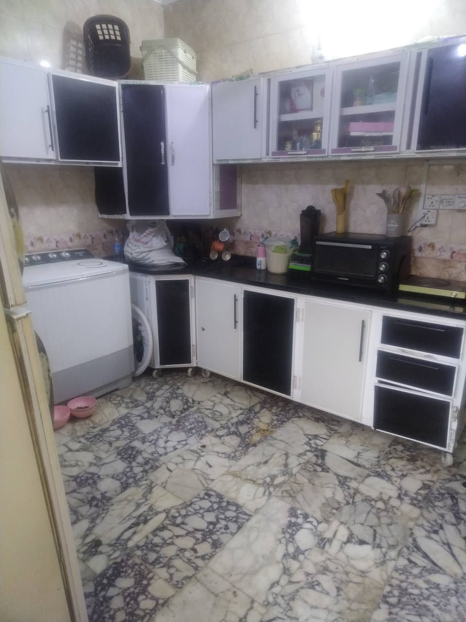 طابوصرف المساحة100م واجه7م طابقين عكاده تبليط مقرنص انارة باب البيت السعر118
ثلاث غرف نوم صالتين استقبال مطبخ صحيات منور طارمة سطح الديوانية الجته قرب زها مول قريب ع الاسكان وحي النهضة مراسلة الصفحة اوالاتصال***********
