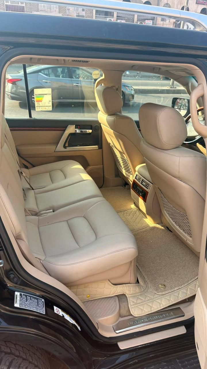 سلام عليكم 
لاندكروزVXR 
محرك 5700
موديل 2013
اربيلية 
مكفولة من الضربة والصبغ 
محرك مفتوح 
واتساب ***********
