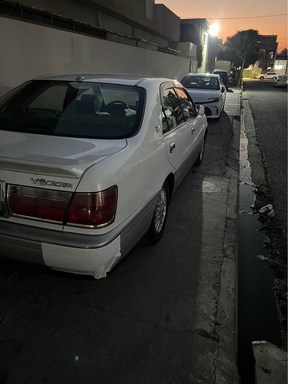 سه ره تا به ناوى خواى گه وره و ميهره بان 
مه ليكه ى ساغ بؤ فرؤشتن 
مؤديل 2000 رى 3  دوگمه ى مه كينه D4 گه وره ى 75 سه ياكه بل پاكه ته 
سه ياره كه ده عامى بؤ ده عامى به شه رت سبوغى نيه 
سه ياره كه له سه ر ده قى شه ريكه ماوه ته وه 
140 هه زارى حه قيقى رؤيشتيه 
گير و مه كينه و ته قه و ره قه به شه رت
سه ياره كه سه نه وى و پاكانه و كؤدى له كه له 
نرخ (85 ) مه جاليكى كه م ***********
*********** أربيل, العراق
