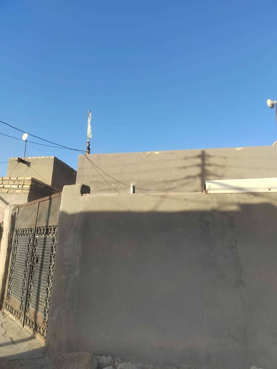 بيت للبيع يم جسر معلق بناء طابوك عكاده ربع 4غرف براني وصاله ومطبخ خلف سجت قطار مال معالي ستفسار خاص وتساب ***********
