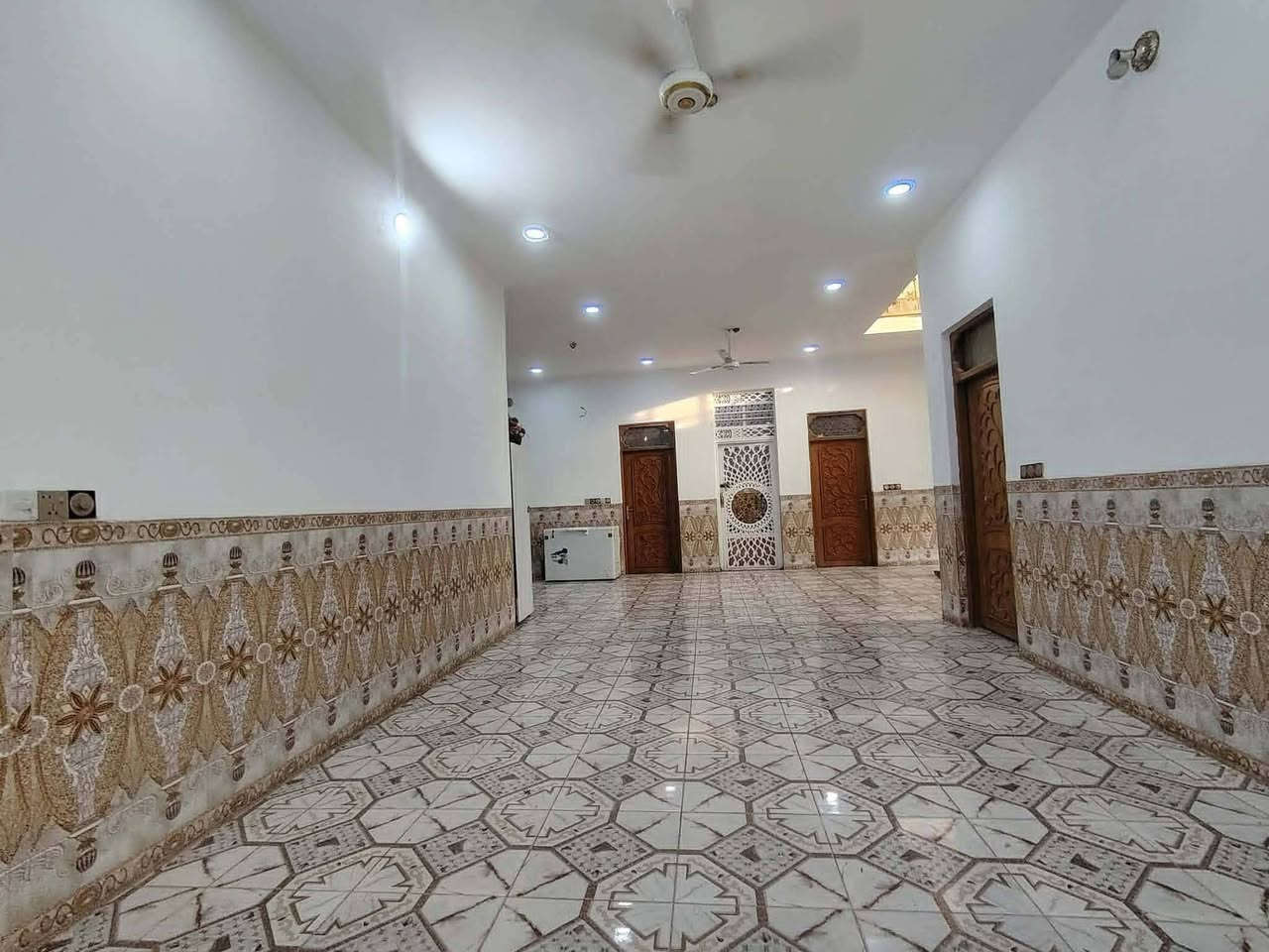 دار للبيع 600م ( مكتب النور)
*********** وتساب
#طابق_اونص_بناء_400م_حديقه_200_م

موقع /نجف 🏡شارع المطار
#مقابل قرية الغدير عمود  262 

البناء درجة اولى مال جناي 

5غرف نوم /صاله حرف تي /مطبخ / ستقبال/18متر/صحيات/ داخل وخارج 

بناء اساس  سقف كونكريت نزالات  طابوك

ألخدمات 🏡 #ماء_كهرباء
/مدارس/سوق/تبليط/لحد الباب 🔑🔑
