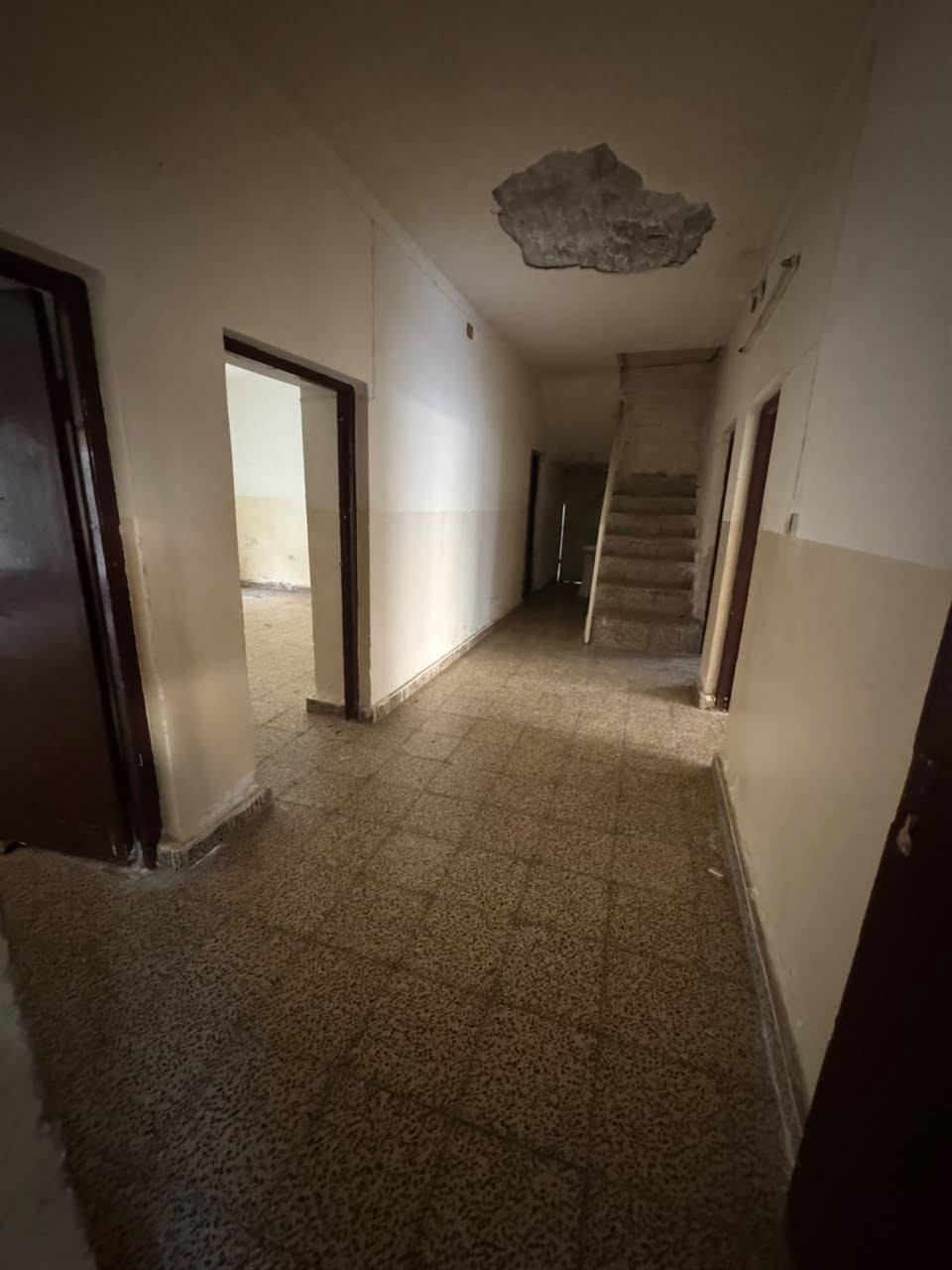 بيت للايجار مساحته 300م طابق ارضي
عنوانه حي الواسطي قرب على حسينه جعفر الصادق قرب مجمع المدارس 
مكون من 3 غرف نوم وهول واستقبال ومطبخ وصحيات وكراج 
للاستفسار ***********
