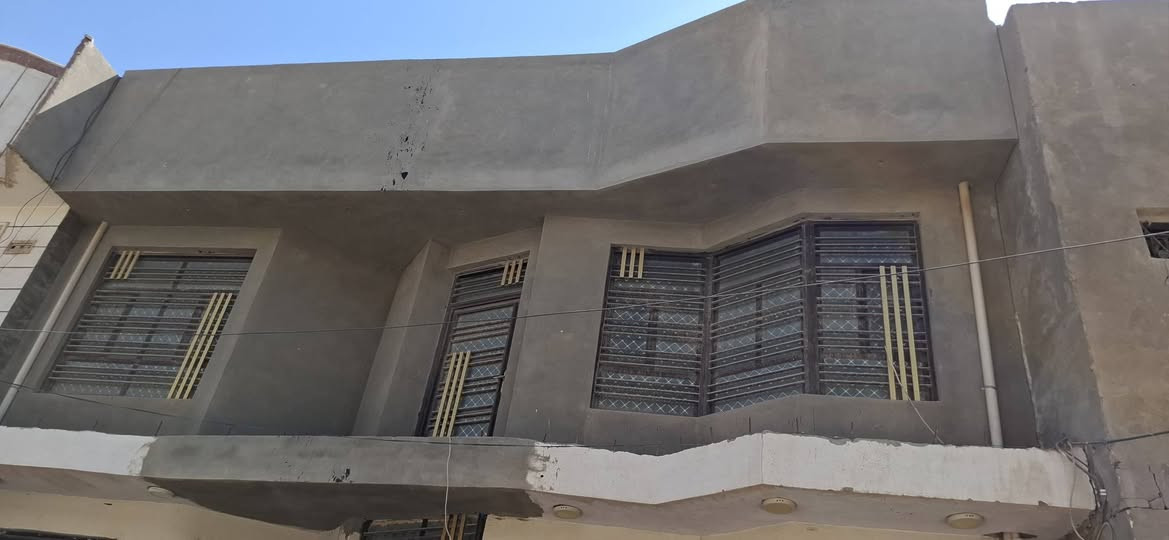 السلام عليكم ..بيت 100 متر طابقين بي غرفتين في الطابق الثاني وغرفة وصالة واستقبال في الطابق الاول صحيات داخلية وخارجية ..البيت على شارع 80 ثاني فرع للشراي فقط *********** شارع 10 متر
