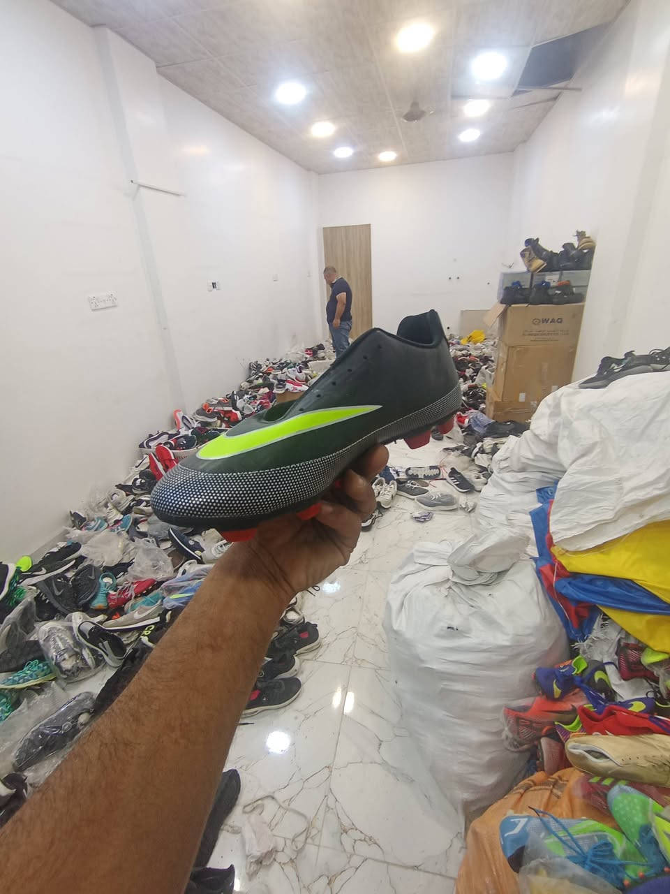 السلام عليكم ابيع شلعه فيتنام اصلي باسعار مناسبه العنوان الرفاعي رقم الهاتف 0780011251غ
