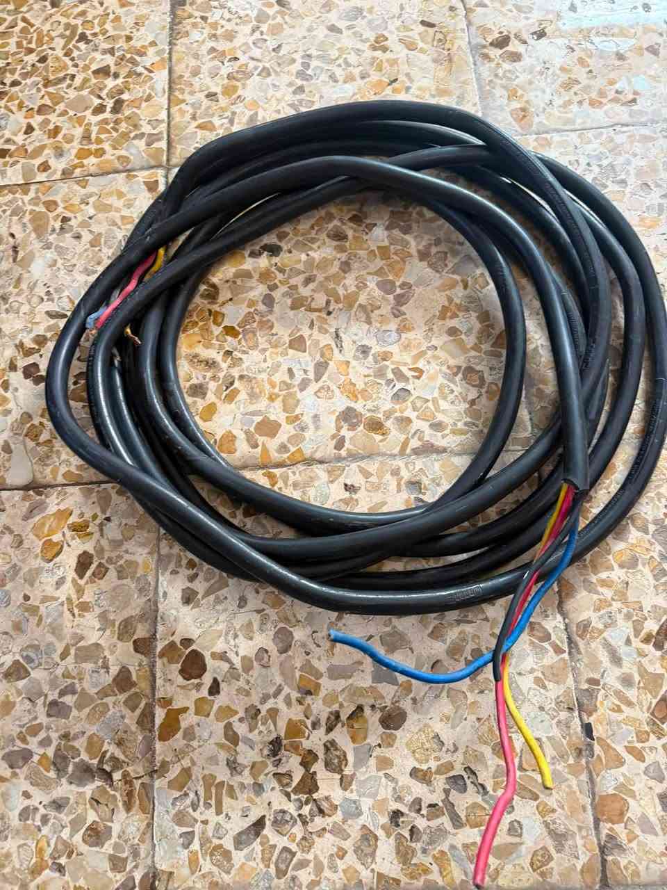 كيبل 4x10 للبيع 10 امتار سعودي استخدام شهر
كيبل 2x4 للبيع لفه كامله مقطعه 4 قطع اردني 
نشره مخفيه ترهم للسقوف الثانويه قياس 18 متر 
خلاط اصلي استخدام قليل 

بغداد / المشتل 
***********
