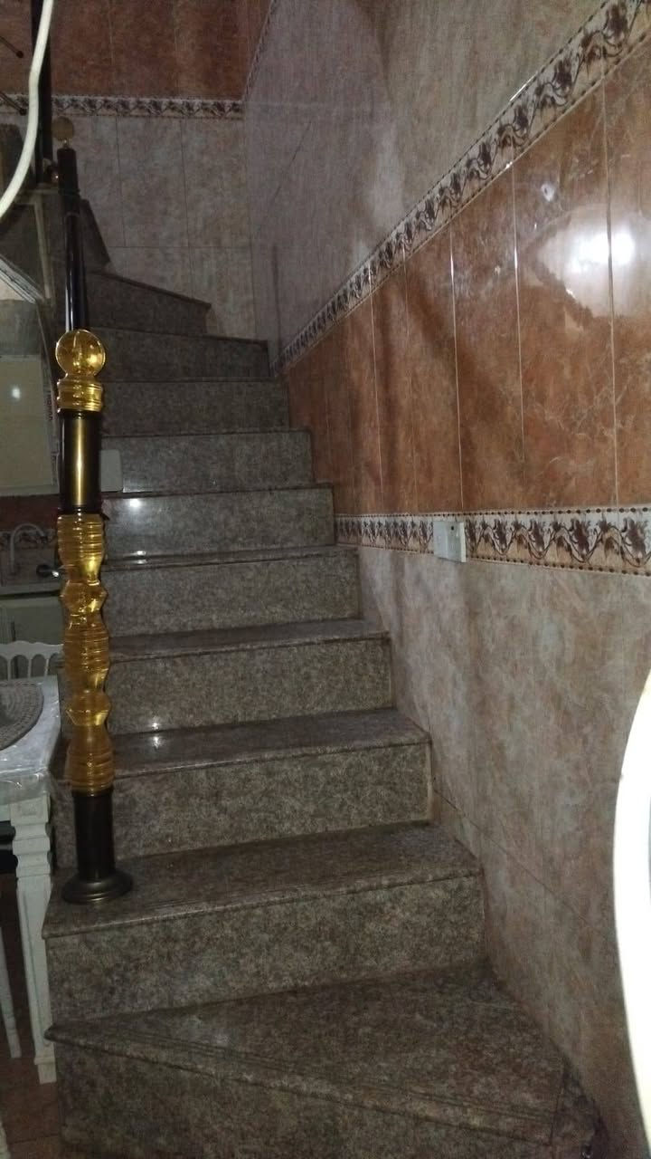 للبيع بيت ٥٠ متر طابو صرف حي الإطارات نهايه شارع ٦٠ طابق ونص لبيت نضيف جدآ طابوق جمهوري سقف كونكريت مسلح رقم ***********
