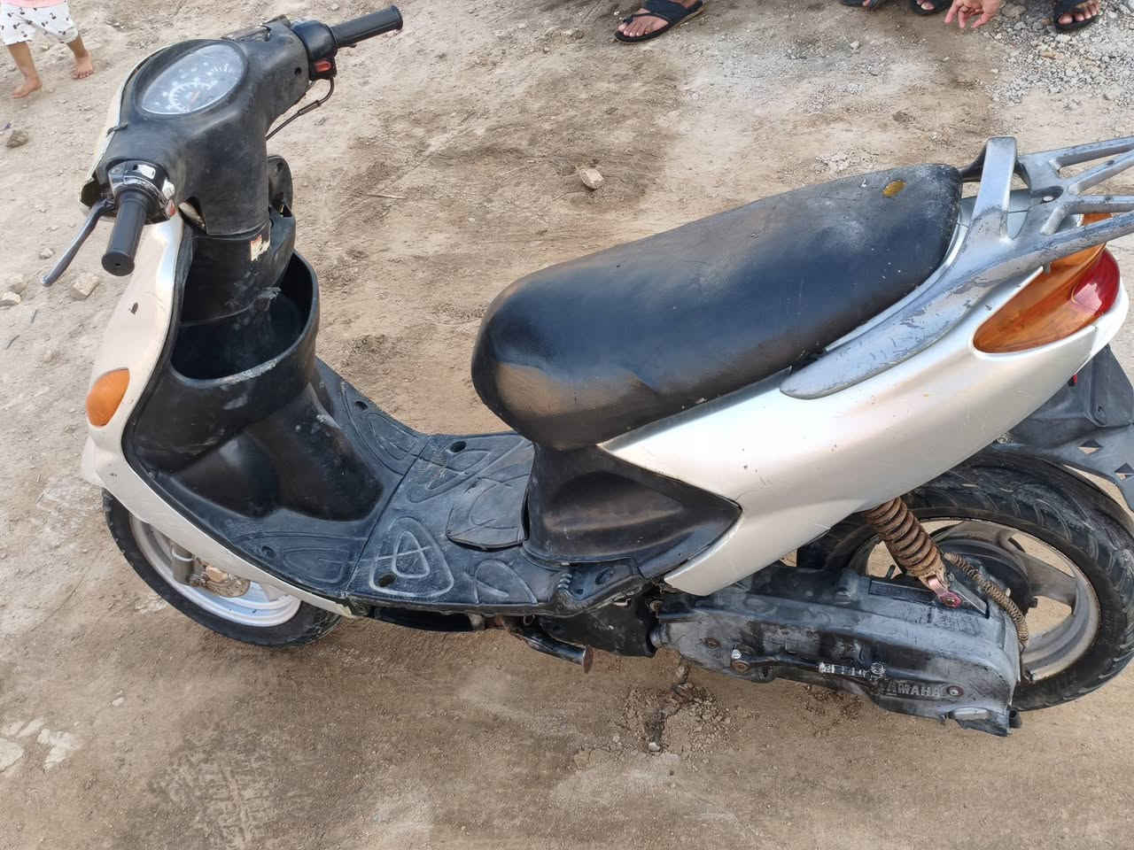 السلام عليكم  درجة  دولفين لبيع كلشي شغال لايت مامي خلفي هورن سلف شغال  درجة  نضيفه  حلوه دبلات مامي خلفي  شاصي شرط مكينه  نضيفه  قفل سكان تواير جديده بيه بس شغله وحده صفحيه وحده مابي  مكان الرميثه *********** سعر 250بيه مجال
