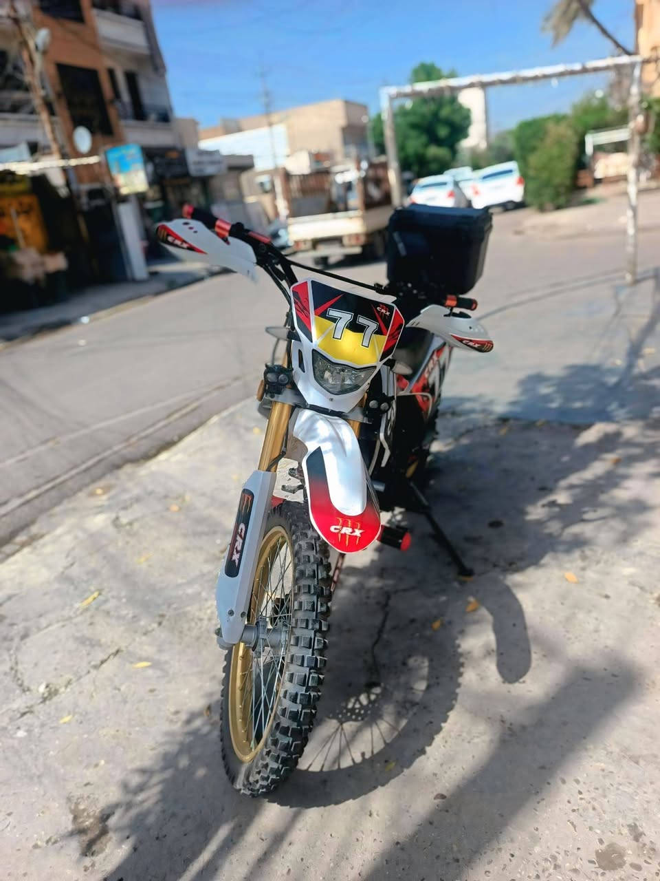 السلام عليكم قفاز CRX محرك 250 دراجه اخت الزيرو ونضيفه حيل الدراجه ماتصرف بانزين ابد ودراجه مااطلع بيه هواي وشمااحجي عليه قليل شلعه ومعدل كلش حلو نقصه بس الفج مال البريك الوره واكف يرادله تبديل سعره الدراجه مليون و600 وكلشي اكو بل سوق وبيه مجال لشراي وهاذا رقمي *********** ومتواجد خاص مكاني بغداد حي تونس افاق عربيه
