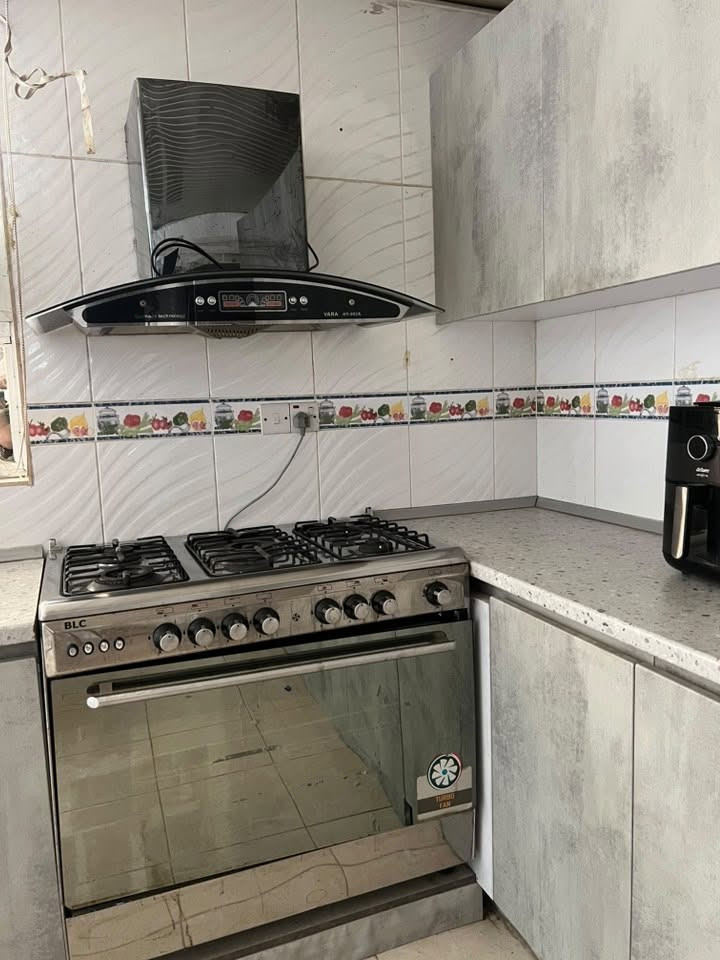 کاوەنتەر و تەباخ و مرشح زۆر پاک و خاوێن تەنها دەرگای فڕنەکەی تەباخ لایەکی قورپەکەی شکاوە و چاککردنەوەی زۆر ئاسانە، هەمووی بە یەکەوە ٦٠٠ هەزار
*********** هەولێر
