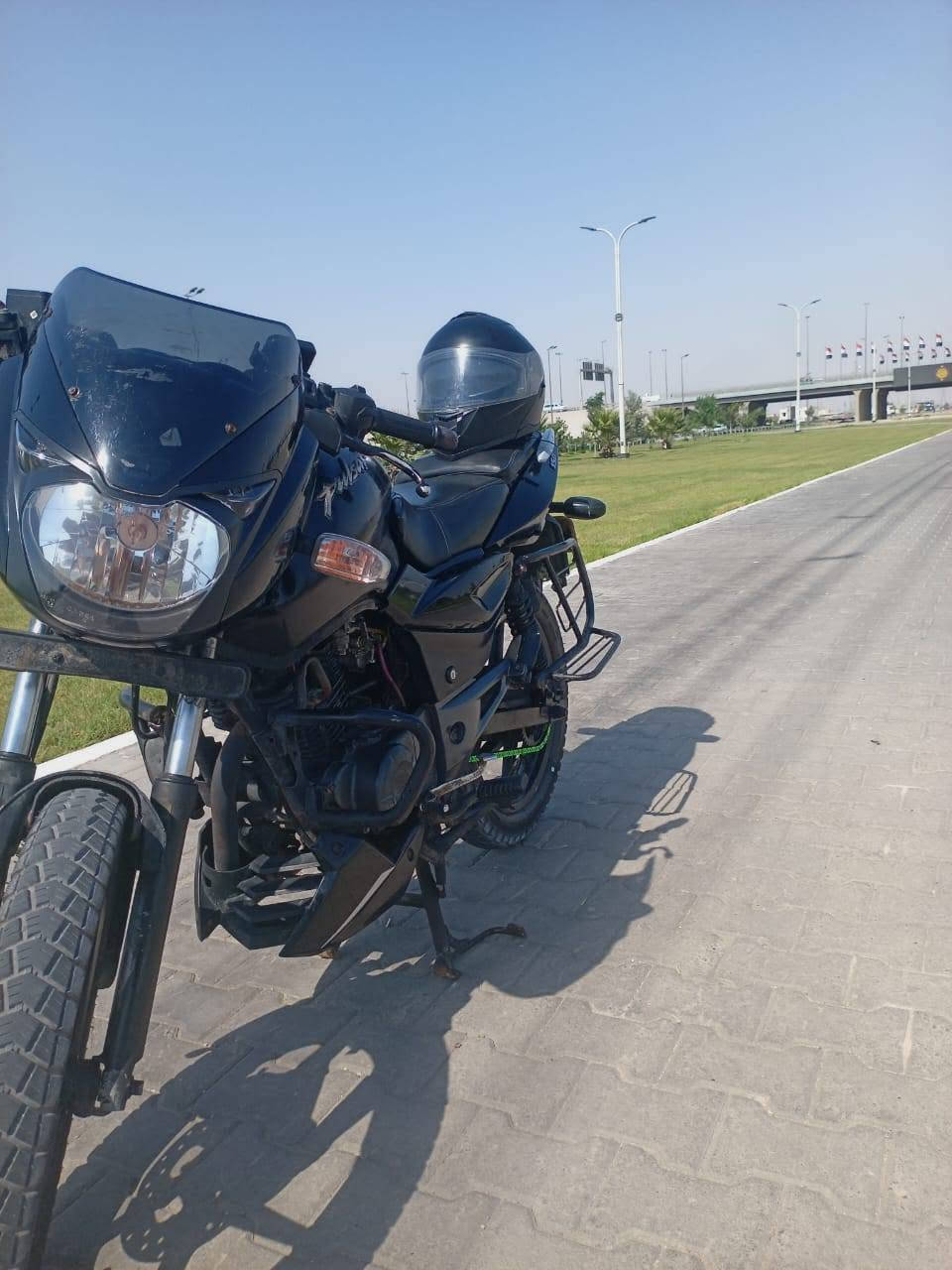 السلام عليكم
بولسر باجاج هندي للبيع محرك150cc بيها خيط تبخير قليل 
موديل 21 سنويه تحويل ثاني يوم 
الدراجه نضيفه بيها نواقص قليله اليجي اكله عليهن وبخدمته 
***********
السعر 1.550
وبيها مجال الشراي بخدمته
