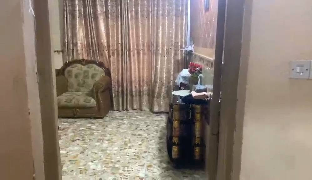 _بيت للبيع المساحة 220متر طابو صرف، البيت طابقين

_العنوان: حي الأمام قريب على مدخل شارع 80 

_الطابق الاول: 
غرفتين نوم.. هول.. استقبال.. مطبخ.. مجمع صحيات 

_الطابق الثاني: 
غرفتين نوم.. هول

_للأستفسار مراسله الصفحه أو الأتصال على الأرقام التاليه: 
***********
***********
