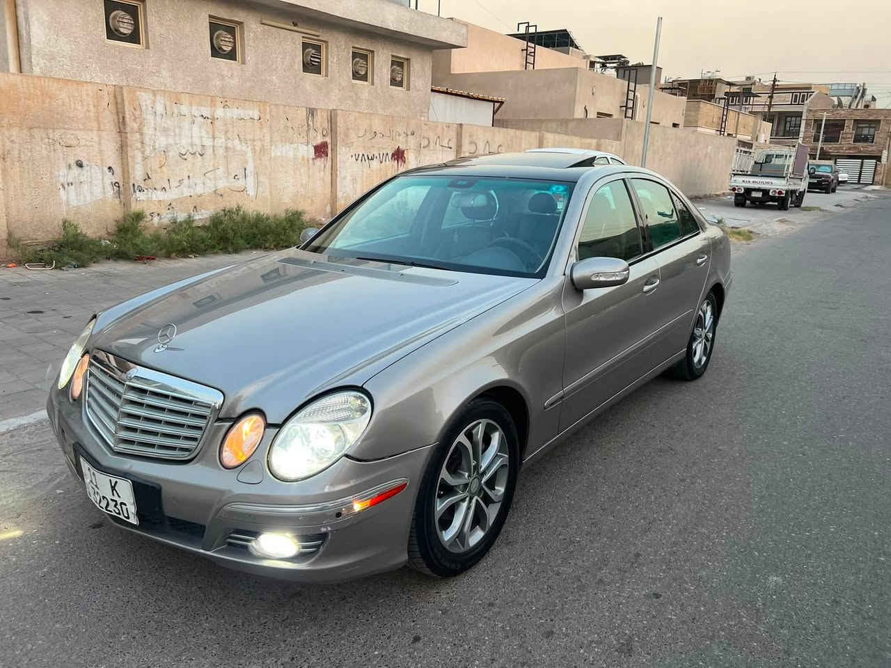 السلام عليكم 
للبيع E200 2004
بيها قطع صبغ ابيع حزام 
محرك ومكينه نظيفه 
صدر امامي خلفي جديد 
جهازه من كلشي 
ب92 وبيها مجال
مكانها بغداد 
***********
