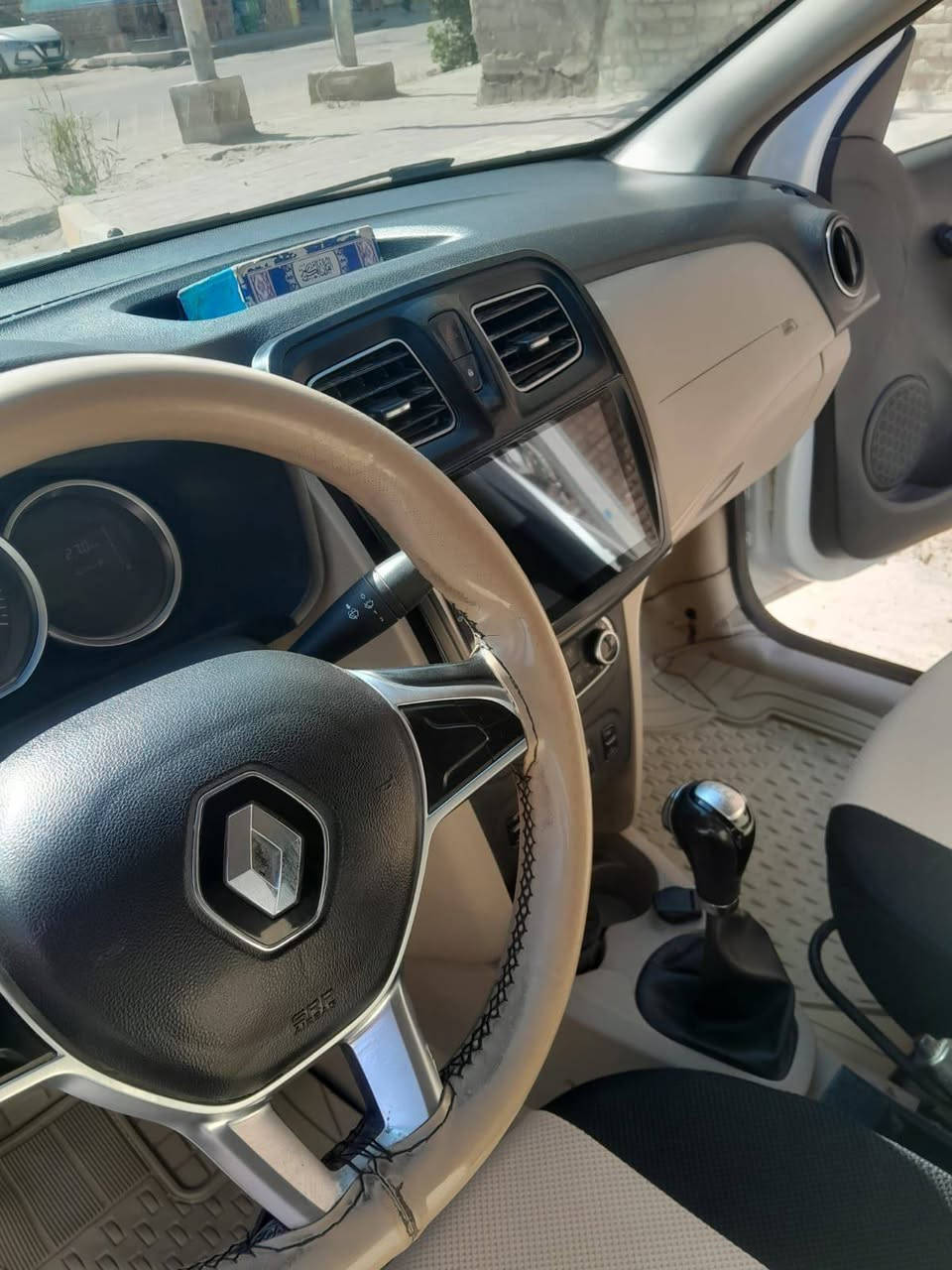 سيارة نوع رينو سمبل موديل 23
نظيفه و بيه رزق خير من الله 
السعر 75 و بيها مجال 
لمعرفة التفاصيل التواصل على الرقم ***********
