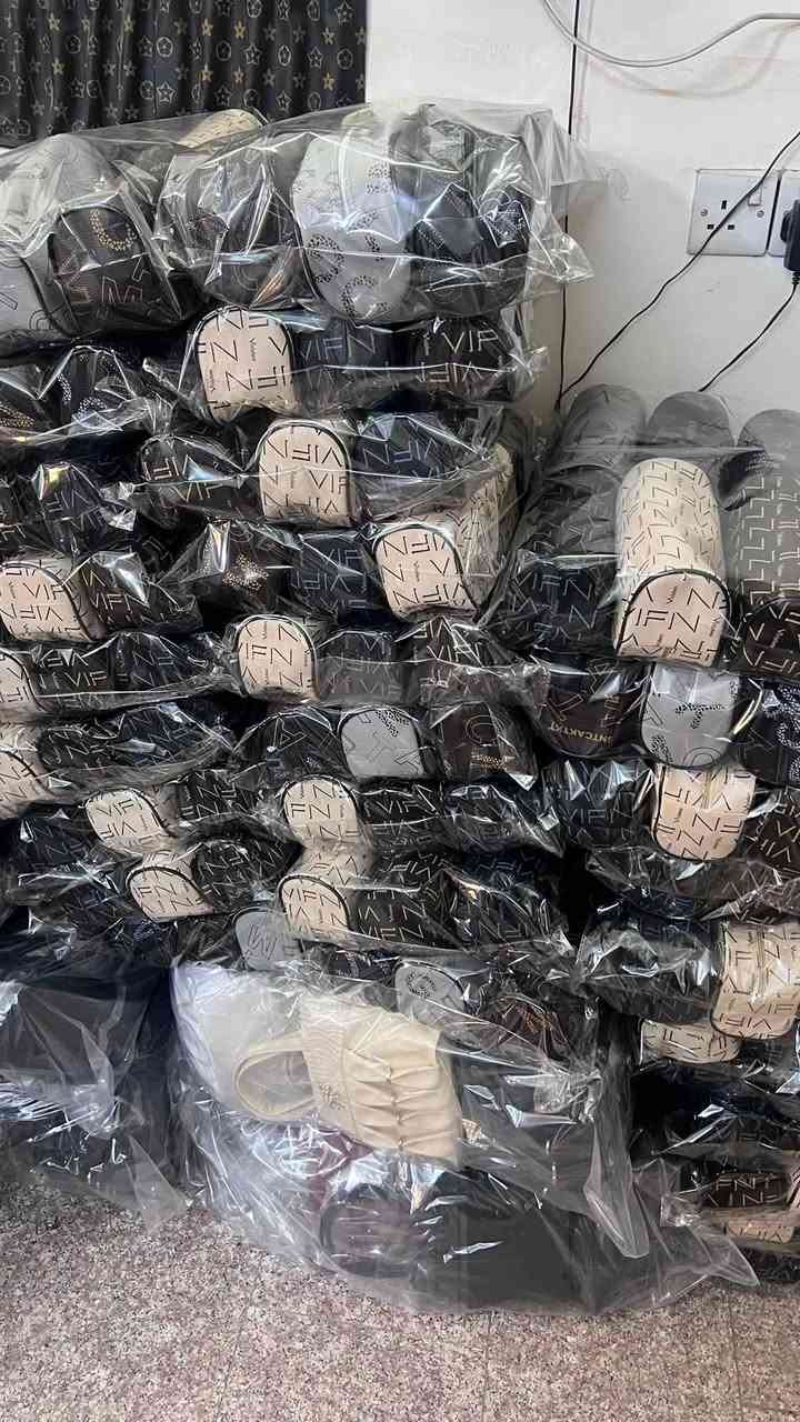 حقيبة هاند باك شبابية وتنفع للطلاب محفظة مدرسية جملة فقط سعر الدرزن ١٢ الف اقل طلب ٤ درازن  للحجز يرجى مراسلة الصفحة او الاتصال واتساب *********** 
يوجد توصيل كافة محافظات العراق
