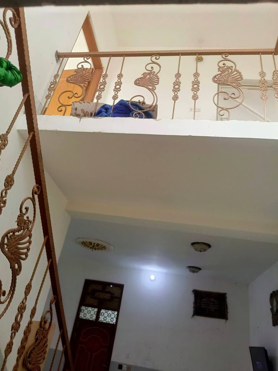 السلام عليكم بيت للبيع طابقين مساحه 200 طابو زراعي 25 يتكون من غرفتين صاله مطبخ استقبال البيت جاهز من لبخ بياض ارضيه من كلشي  الموقع طريق العويسات شارع البزل جاهز من كافة الخدمات السعر مناسب جدآ تواصل خاص او ***********
