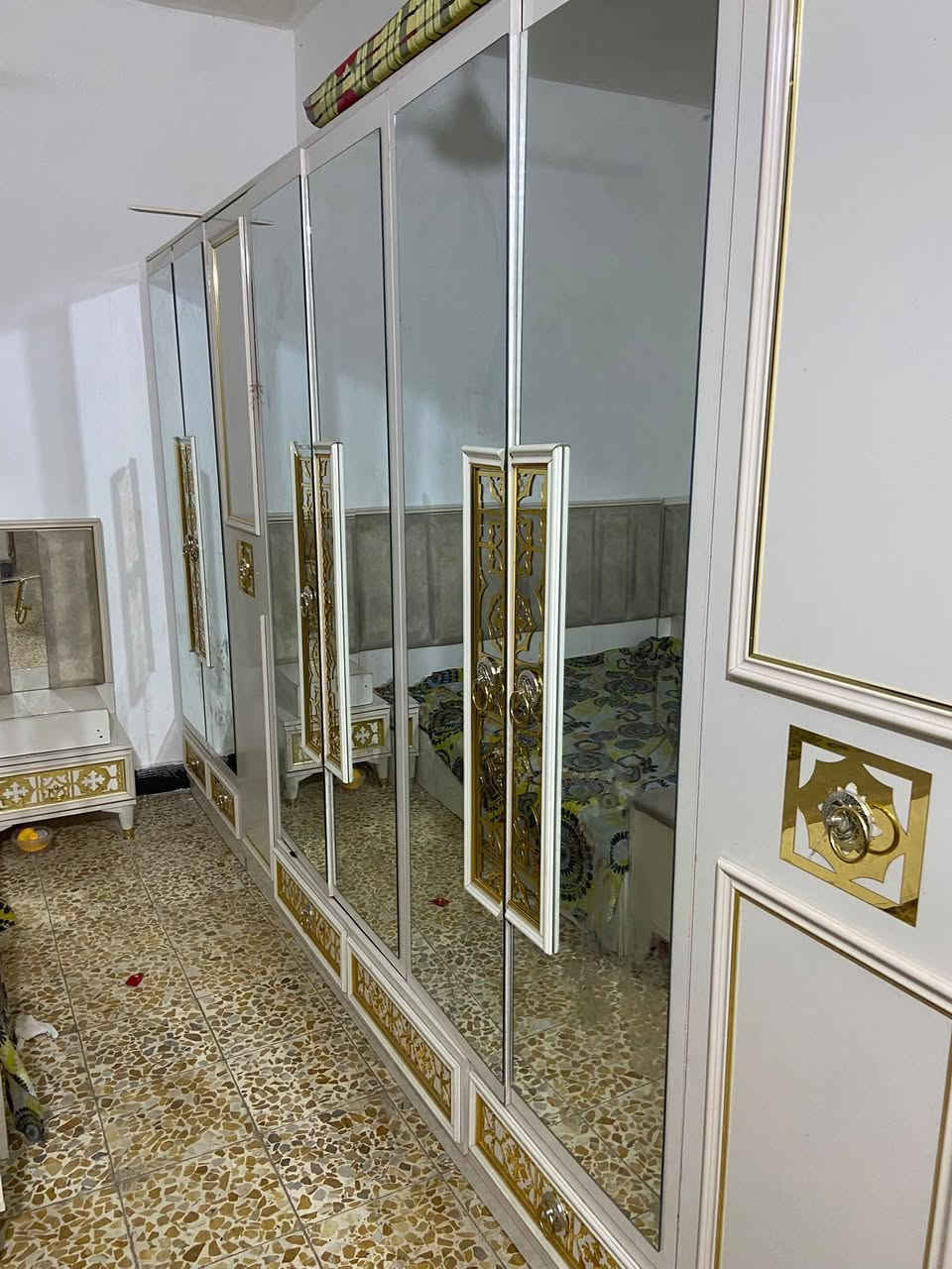 السلام عليكم يوجد اغراض بيت مستعملة نظيفة جدا غرفة نوم تركية مع تخم صالون  مع سرير طفل تركي نظيف مع كونتر مطبخ الي مهتم يراسلني فيس او واتساب *********** المحمودية حي العسكري

نص مكتوب في الصور:
- تخم صالون مع سرير طفل تركي نظيف مع كونتر مطبخ الي مهتم يراسمني فيس او واتساب *********** المحمودية حي العسكري