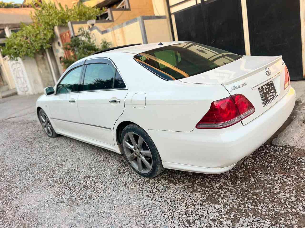 شاهينه ٢٠٠٥
١٨٢ 
سلايت و جلدو هيته ر 
فول فوله 
ويل دينگه 
گيرومكينه و كاره بايي هه موي به شه رت 
چركه ي تيدانيه 
يه ك بولبه ريني سه وتي تيايه 
باقي هه موو شتيكي به شه رته 
بريك به سراره
كود و باركؤدي وه ر گيراوه ته وه
شوين قلادزي 
سه قف و ده حم و ليدراو به شه رت 
***********
