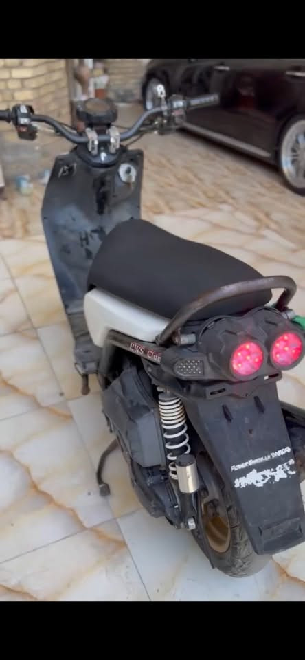 سلام عليكم سكنس جبلي نوزل للبيع اوراق مكاتبه ومنفيز بوشه 63 ابلاديه دراجه مكفوله كفاله عامه المكينه اذا ممدود عليها سبانه ترجعلياها والتزويدات البيها كلها ابلاديه اذا بيها شيء تجاري ترجعلياها دراجه نكره سلف وشلعه ومعدل قويه بمعنى الكلمه والتزويدات كالاتي
1:ويل ذهبي رياضي
2:تخم دبل خلفي رياضي 
3:كلجات رياضي
وكلهن شلع قلع ابلاديات وعنواني العماره حجي عبد وسعر الدراجه  مليون وتلثميه وخمسين 1350 وبيها مجال وهاذا رقمي للتواصل ***********
