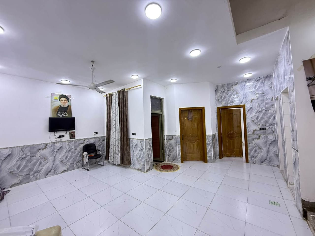 دار سكن للبيع مجمع البيادر طابو صرف بسعر مناسب 

مساحه ٢٠٠ متر 

غرفتين وصاله واستقبال ومطبخ وصحيات 

البيت حر غير مطلوب اي قرض. 

‭***********

