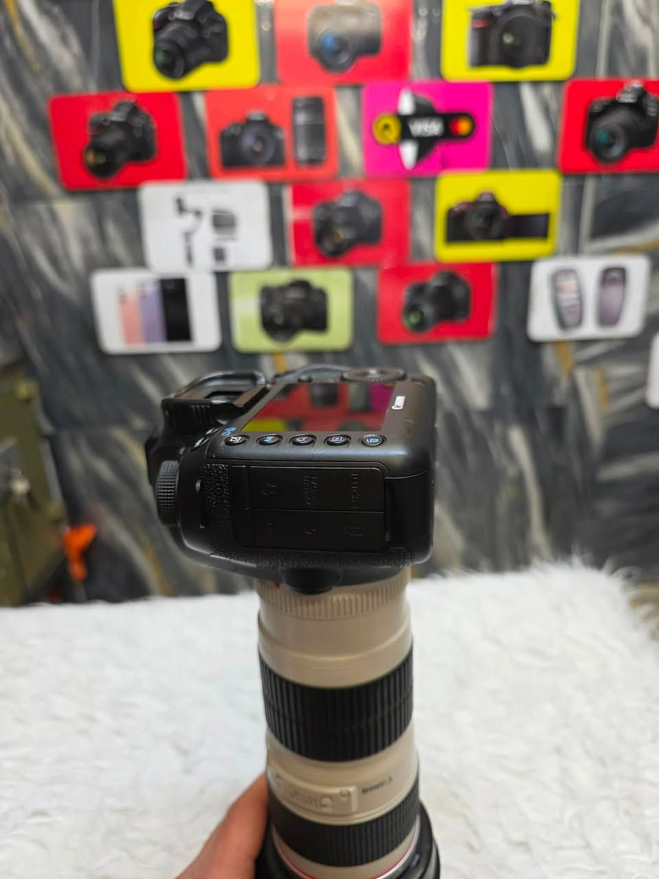 كامرة Canon 5Dlll مارك 3
مع عدسة 200/70  فتحة 4  من شركة Canon
  بحالة جديدة 
ملحقات 
بطريات 2 
حزام كتف 
جنطة 
عنون حلة 
يوجد توصيل جميع محافظات 
تواصل خاص 
هاتف ***********
