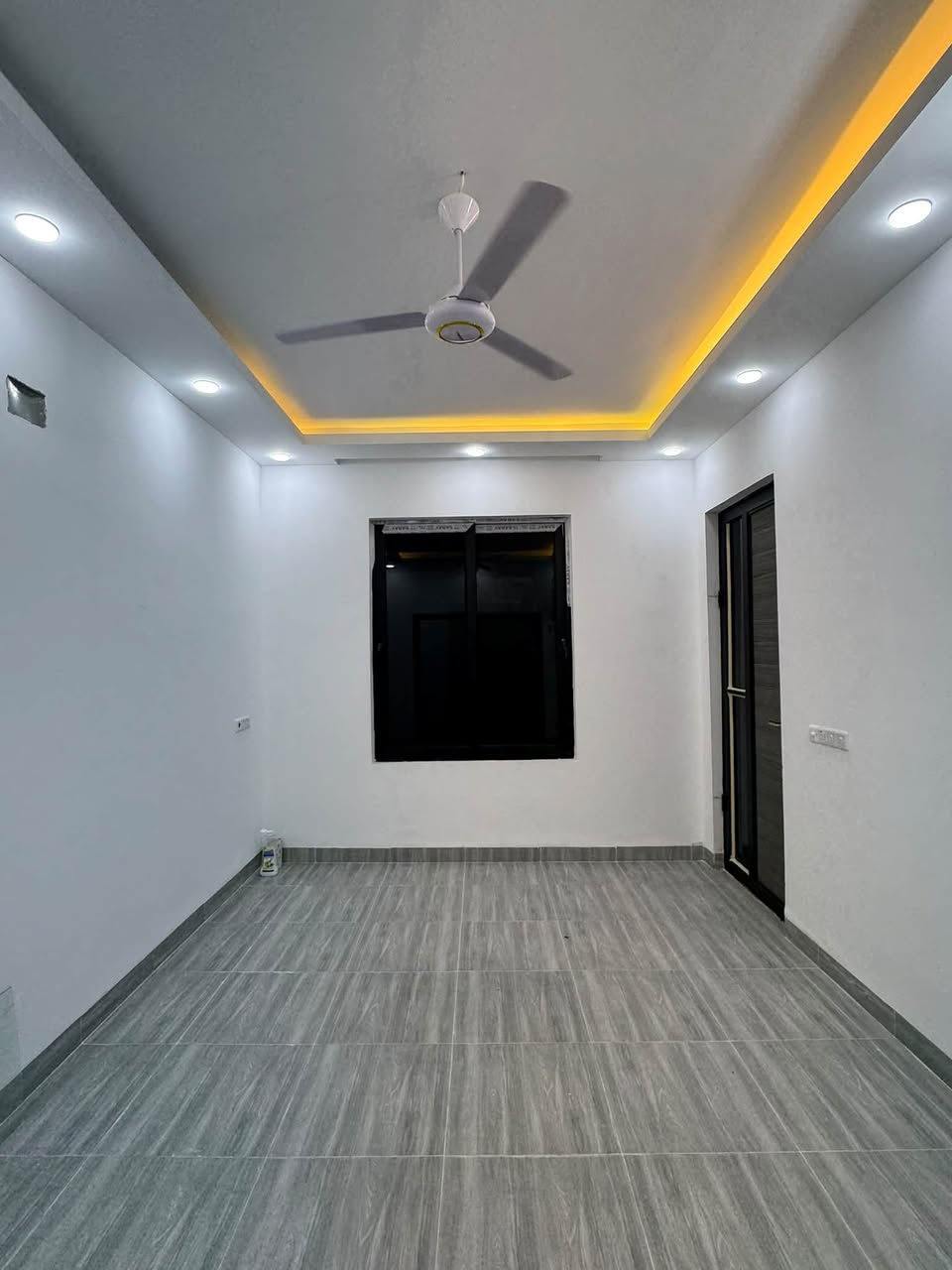 فرصه ذهبية للبيع | منزل طابقين بتصميم حديث ✨
📍 الموقع: دور الزراعة الثانية
📐 المساحة: 150 متر
📜 النوع: طابو زراعي (سند 25 ملك صرف)
🏠 تفاصيل توزيع البيت:
 الطابق الأرضي:
 استقبال واسع للضيوف
 مطبخ مجهز
 صالة معيشة مريحة
 غرفتي نوم (2)
 صحيات داخلية وخارجية
 الطابق الثاني:
 غرفتي نوم (2)
 صحيات
 سطح واسع
✨ المميزات والديكورات:
 ديكورات نقوش مغربية فاخرة تضفي لمسة جمالية أنيقة.
 منظومة إنارة مخفية حديثة تبرز جمال التفاصيل.
📞 للاستفسار ومزيد من التفاصيل، يرجى الاتصال على الرقم:
📞***********📞
أو تفضلوا بزيارة مكتب الحمداني للعقار.
       
☎️***********☎️
