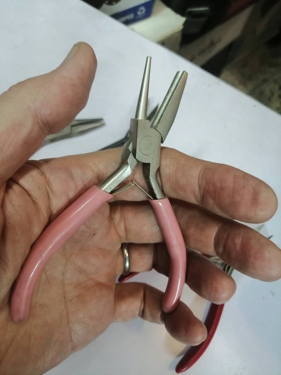 عدة مواد مفيدة للصاغة وأصحاب الحرف الدقيقة والهوايات وصلتنا حديثا وبالأسعار المذكورة تحت الصور ،مع وجود خدمة التوصيل للمحافظات كافة، حارث العزاوي *********** واتساب ،بغداد شارع الرشيد ،باب الأغا ،مقابل سوق الصفارين
