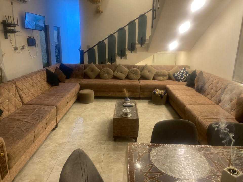 ديوان ٢٠ مقعد للبيع بـ 550 وبي مجال 
للتواصل ***********

