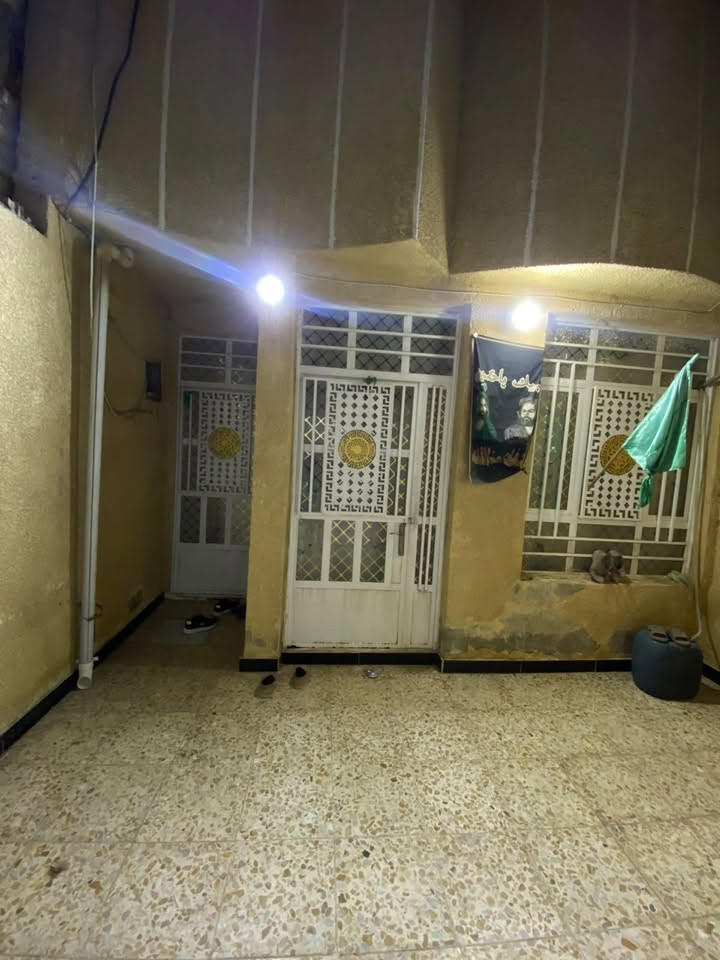 بيت للبيع 100 متر سند اصفر  بيت طابقين طابق الأول استقبال وهول ومطبخ وغرفه وطابق الثاني صحيات وغرفه جبيره حي بساتين شارع التكاتك قرب مثلجات سفيح اي استفسار عله هذا الرقم ***********
