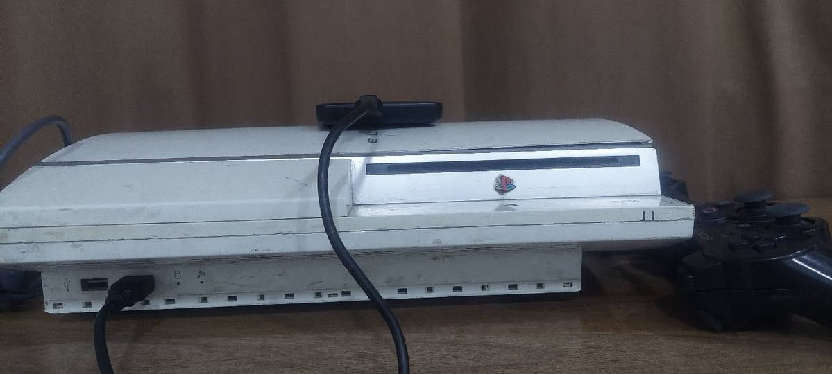 سلام عليكم عندي بلي ثري ps3 مهكر نظام هن (HEN) هارد خارجي بيه تقريبا 60~70 لعبة جويستكات ثنين تجاري ووايره وياه الاصلي وياه بعد واير سبير شاحنة وياه 
البلي عندي متروك بسبب المدرسة كلت ابيعه اليريده يتواصل خاص
 او يخابرني على هذا الرقم ***********
