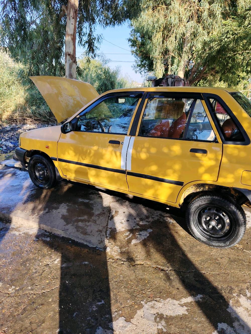 السيارة سايبا 131 SX لون أصفر، شكلها مرتب ونظيف من داخل وخارج، ومبين عليها شغل مرتب على الهيكل والصالون. المكينة مفتوحة ومبين وضعها نظيف، والسيارة بيها جنط حديد وتنجيد داخلي جديد تقريباً، وتصلح للاستعمال اليومي. اللي مهتم يتواصل وياي للمشاهدة والمعاينة.