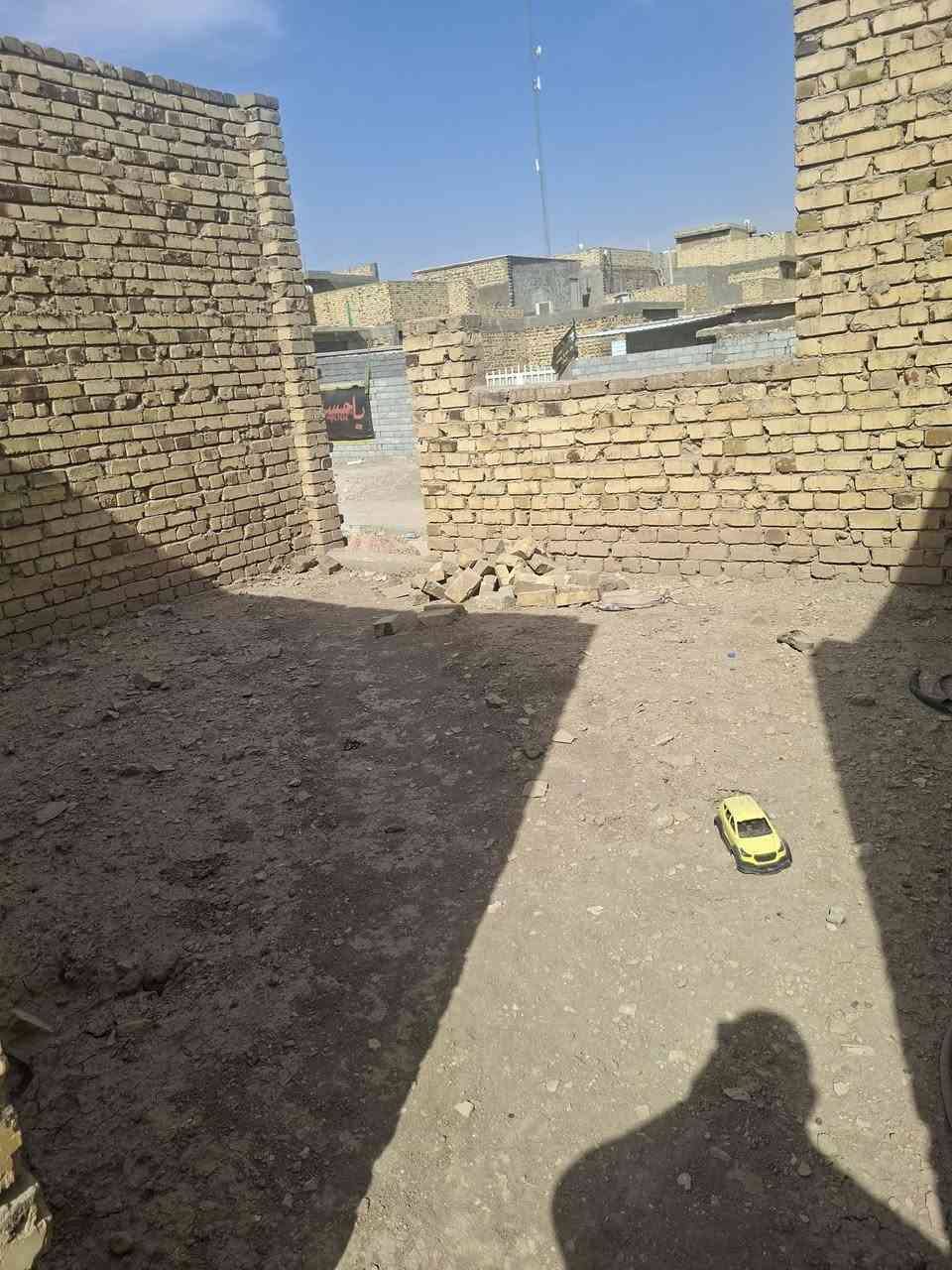 هيكل للبيع غير مسقف ٢٢٠ متر يتكون من غرفة نوم وكليدور ومطبخ واستقبال ومجمع صحيات وممر داير البيت زراعي سند ٢٥ السعر ٥٠ مليون وبي مجال العنوان بابل التاجيه حي السجاد عرض الشارع ١٠ متر الاتصال بالرقم ***********
