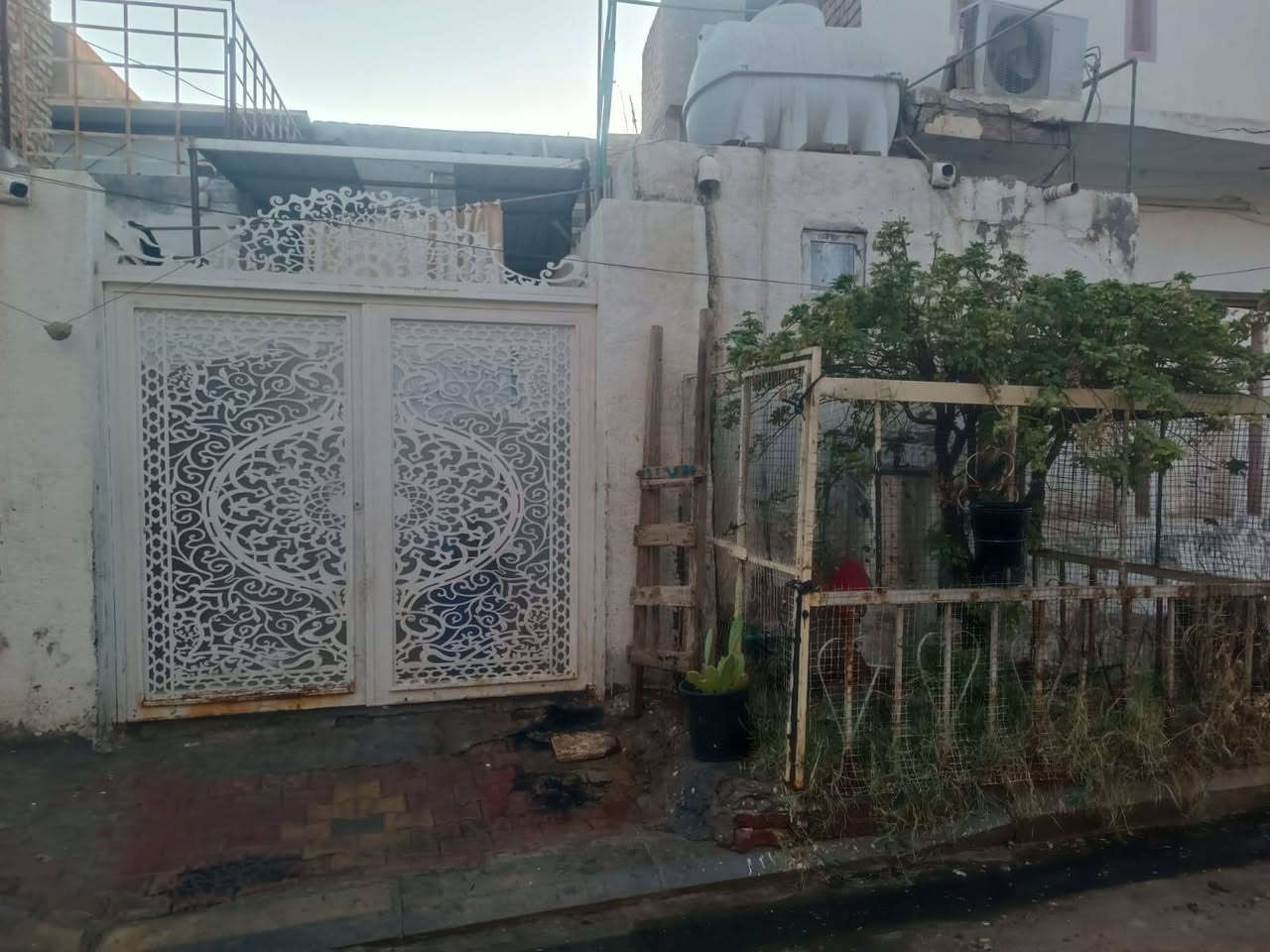بيت للبيع مساحة١٠٠ متر ٣ غرف وبراني وعنوان حي جضعان يم جامع فاطمة الزهراء الواجه ٥ والنزال ٢٠ البيت مشاع رقم التلفون ***********
