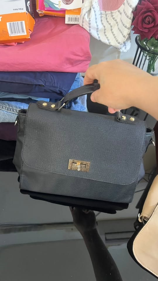 باله يحتاج تنظيف فقط مابي اي شي نظيفات واكو بيهم ماركات توصيل بغداد ومحافظات 5 للحجز ***********
الصغار على الفين والكبار كل وحده وسعره
