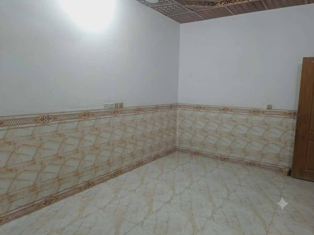 بيت 100م زراعي بسمي مقابيل قرية الغدير شارع المطحنه متكون من غرفه وصاله ومطبخ استقبال وتخاريج داخليه وخارخيه جدران سراميك ارضيه بورسلين سقوف ثانوية.. بناء طابوك معاملت الطابو بلبلديه شارعه 20 تجاري السعر 42 وبيه مجال *********** مكلف بنشر اتصل
