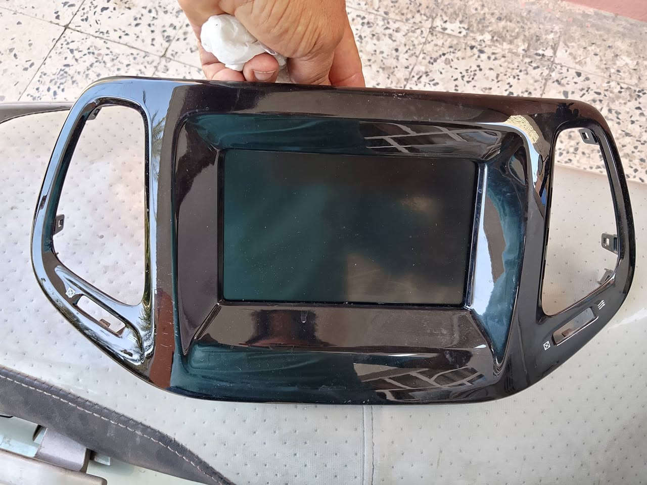 السلام عليكم اخوان شاشة كومباس مع الاطار اصلية مال 2019 للبيع اتصل او واتساب 7713379747
