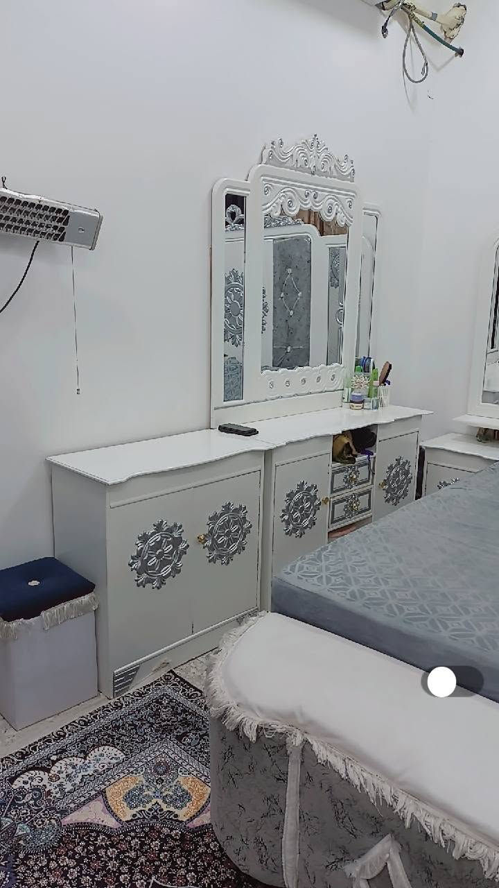 غرفة عراقي  للبيع السعر ب٨٠٠ وبيها مجال
متكونة من ٩ قطع 

العنوان /بغداد 

الرقم /***********
