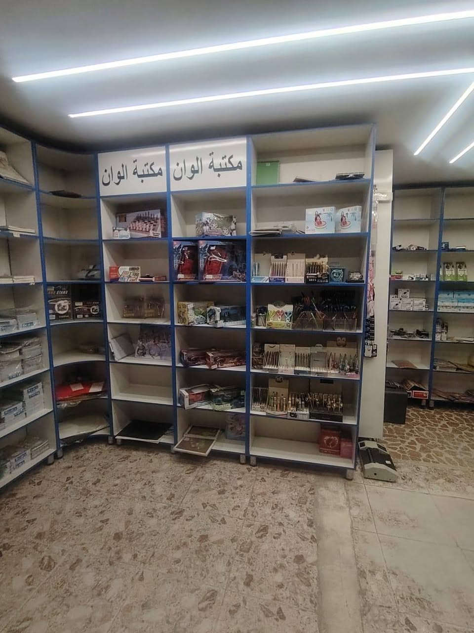 السلام عليكم غراض مكتبة للبيع مع كافة المحتويات للاستفسار ***********
