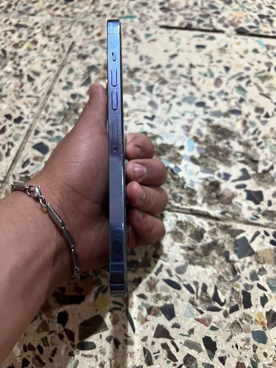 السلام عليكم عندي جهاز 13 برو ماكس ذاكره 256 وتر بروف جهاز نضيف شخط مابيه بطاريه 92 وياه كارتونه جهاز مرتب مكاني بغداد الكماليه الجهاز ب 700  وبيه مجال قليل الرقم *********** موجود وتساب
