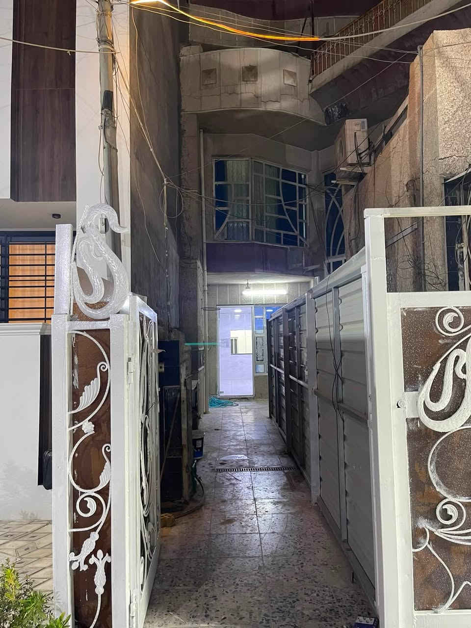 مشتمل ارضي للإيجار طابق ونص المساحه 200 متر يحتوي على استقبال ومطبخ حار وبارد بالوجهه وهول وغرفة نوم وخدمات ومنور وغرفة نوم بالطابق الثاني الموقع شارع فلسطين المستنصريه محله 504 مقابل الحديقه قرب مستشفى العالمي يؤجر عائله او مخزن او شركة او مذخر للاتصال *********** او *********** شركة الخيمه للعقار
