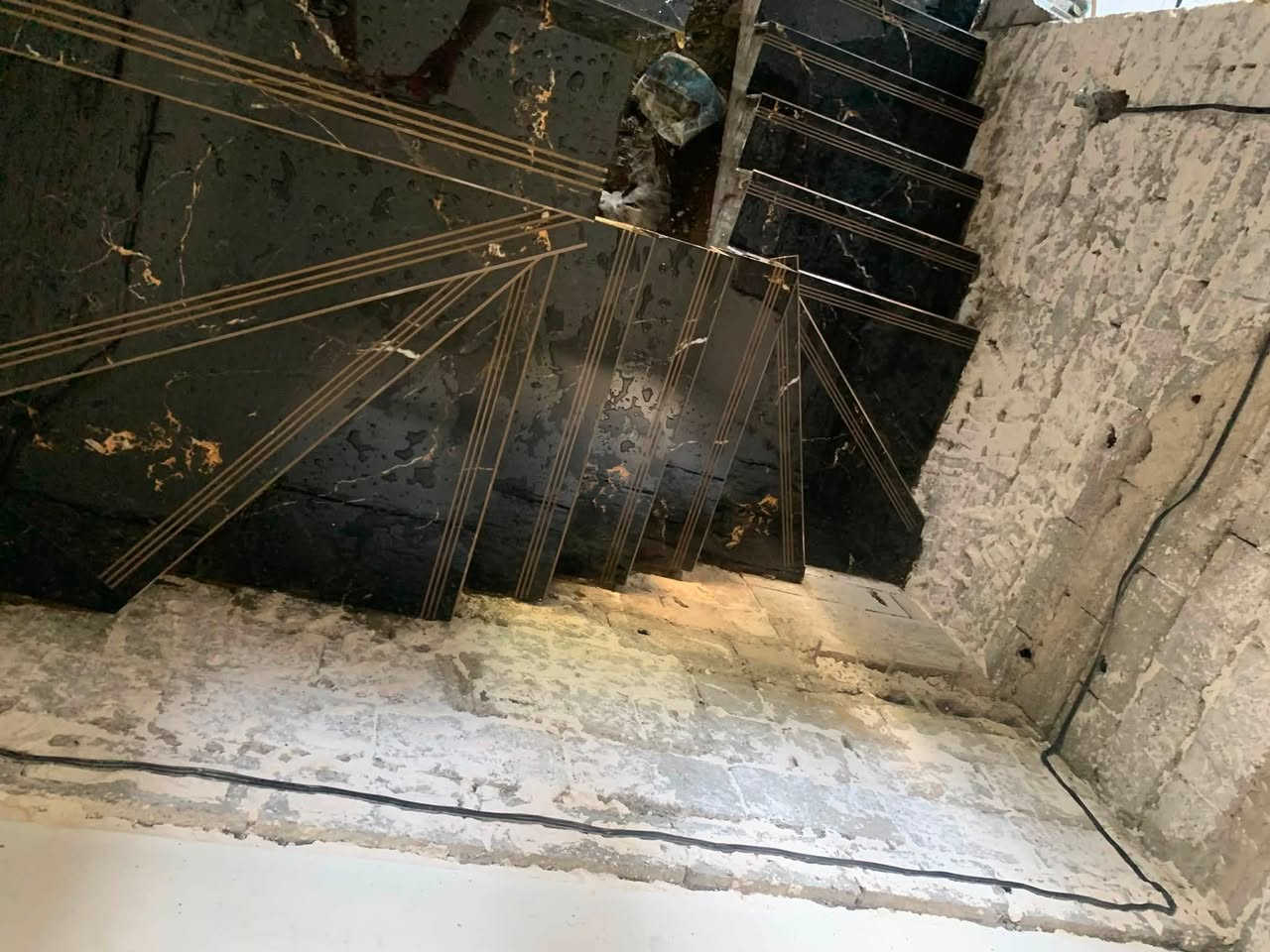 السلام عليكم خلفه سيراميك درجه اولى شرط شغل هندسي واستلام مهندس واسعار مناسبه كادر متكون من اسطاوات ثنين ***********
