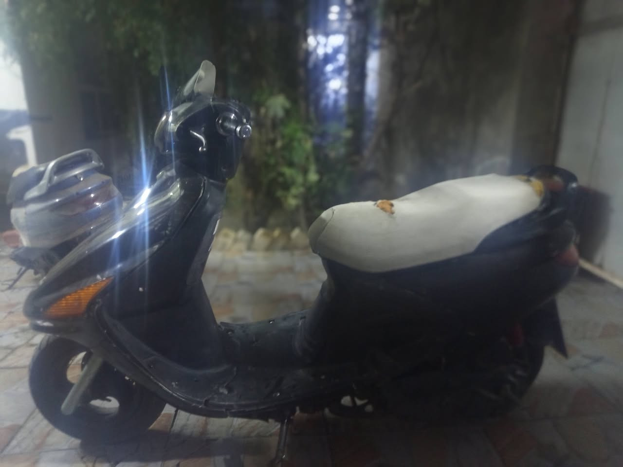االسلام عليكم فراشه للبيع السعر300قفل المحرك ما مفتوح( ختم واحد  من الطول للطول)  المكينه تدخن تفاصيل اكثر تفضل خاص او اتصل على الرقم ***********
