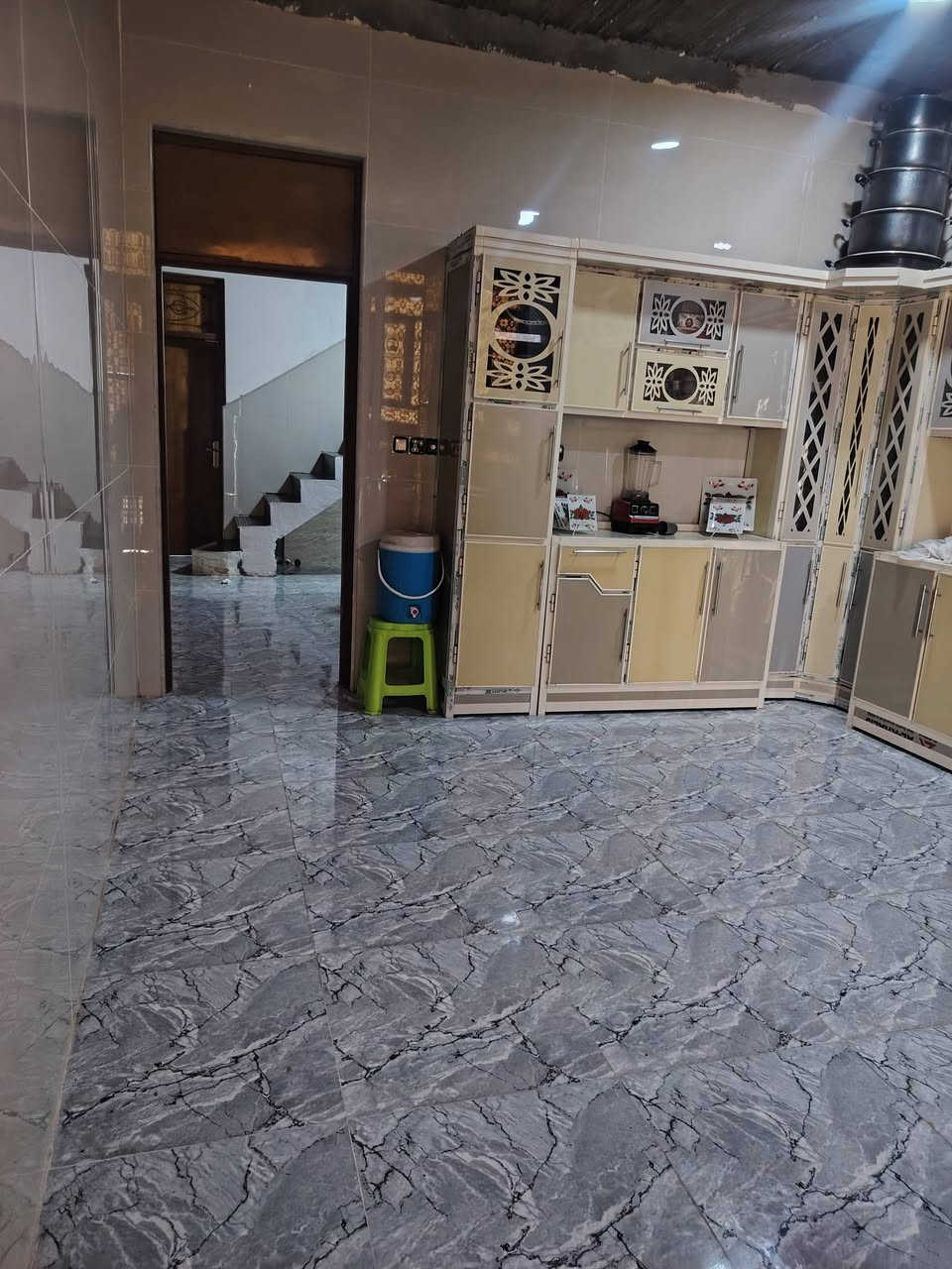 سلام عليكم
بيت طابقين للبيع طابو أسهم سند ٢٥ تحويل باسم المشتري 

مساحه ٢٠٠ م

موقعه خلف محطه القطار شارع ال عجيل رئيسي

يبعد عن سجه القطار ٣٠٠ متر عرض شارع ١٣ متر ورئيسي ١٨ متر ثاني بيت عن ركن

يحتوي الطابق الأول على

استقبال ومطبخ وصاله وغرف ثنين كبار وحمامات

وطابق ثاني يحتوي على

ثلاثه غرف كبار و صاله وحمامات

والاستفسار اتصل على

***********
