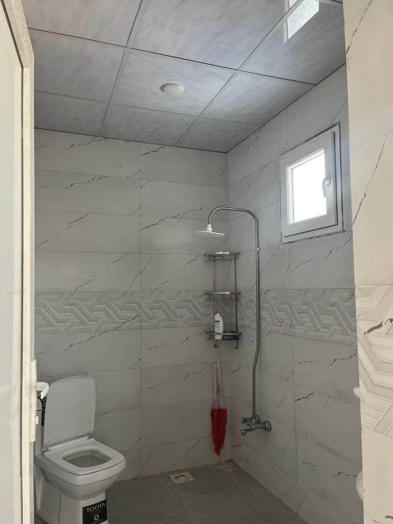 📍 الموقع: دارة كنارة
📌 فرع مخبز أم مصطفى

🏡 بيت للبيع  زراعي السند 25 
📐 المساحة: 105 متر (زراعي)
🏢 عدد الطوابق: طابقان

🔴 الطابق الأول:
✔️ استقبال
✔️ غرفة نوم
✔️ مطبخان (حار وبارد)
✔️ مجمع صحيات داخلي وخارجي
✔️ نظام دكت كامل مع مبردة دكت جديدة مشمولة مع البيت

🔴 الطابق الثاني:
✔️ غرفتا نوم
✔️ مجمع صحيات
✔️ نظام دكت في جميع الغرف

💰 السعر: 65 مليون دينار
✅ يوجد مجال بسيط بالسعر

📞 للاستفسار:
***********
