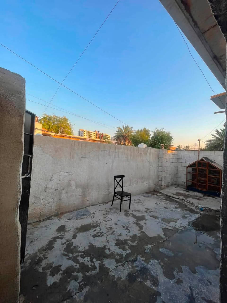 سلام عليكم ورحمة الله وبركاته بيت تجاوز مساحته ميت متر يحتوي عله غرفه وصاله كبيره ومطبخ وترك يصير غرفه وطرمه كبيره موقعه خلف مطعم الماعون قريب ع شارع سعره 25
***********
