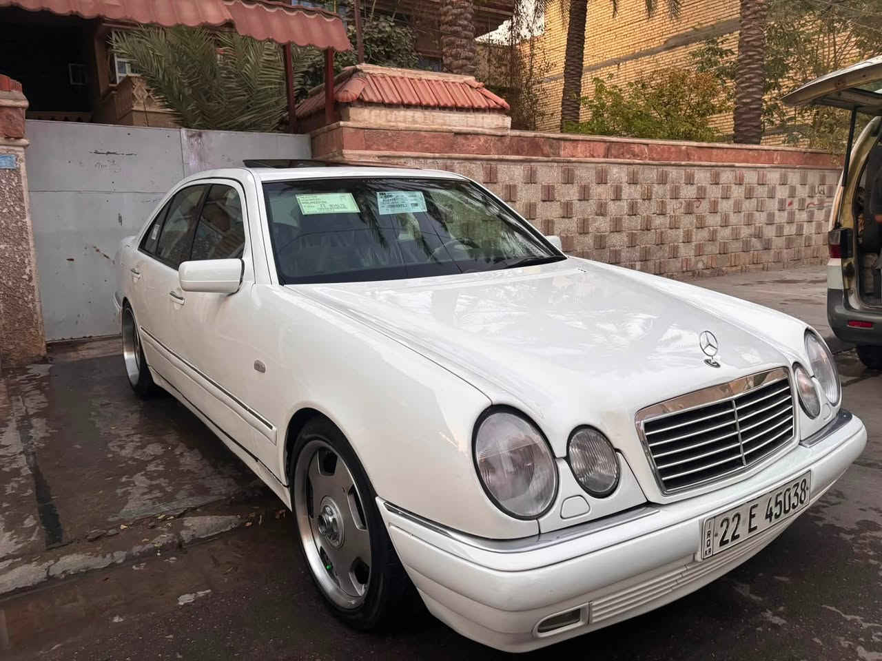 السلام عليكم عندي مارسدس ام عيون w210 1996 e230 اربعة سلندر لون ابيض رقم اربيل بأسمي هزة بعدلهة شهر وتنتهي كير محرك خير من الله كير اوتماتيك سلايد روف جام كهرباء كشن كهرباء تجوة خلفية قلاب مري كهرباء +شفط تبريد ثلج + ثلاجة زراك لايت غرفة نضيفة سقف كنتارة ويل 18 اصلي عارضهة ب82 وبيهة مجال موجودة بغداد الجديدة للاستفسار ***********
