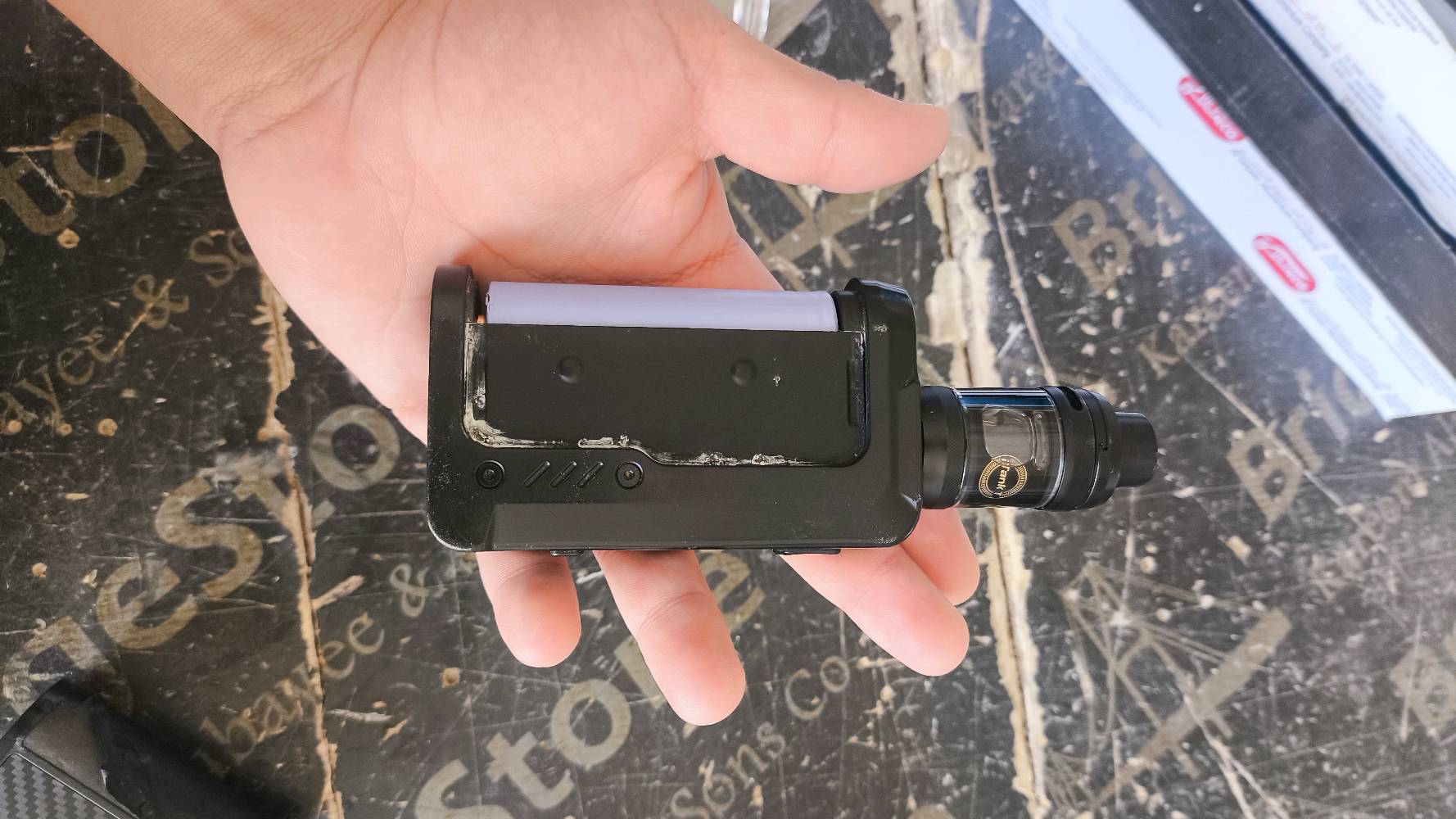 للبيع: جهاز شيشة إلكترونية (Vape Box Mod)
​نوع الجهاز: مود بمقبض ذو المظهر الكربوني (Carbon Fiber Look).  
​الشاشة والتحكم: شاشة رقمية مع زر للتشغيل وزرين للتحكم.  
​التانك: تانك GeekVape بحالة ممتازة.  
​البطاريات: يحتوي على بطاريتين قوية من نوع Samsung 21700 (INR21700-40T).  
​الحالة العامة: تعمل بشكل ممتاز ومع كافة ملحقاتها الموضحة في الصور. (ملاحظة: يمكنك إرجاع أو إزالة الغطاء الخلفي للتأكد من المظهر).  
​السعر المطلوب: (150الف دينار عراقي
المكان / الموقع: (صلاح الدين تكريت)
التواصل: الرقم (***********)وتساب 
ملاحضه بدون الكاترج او التانك مالت ينباع وحده
منوچي مدة الاستخدام وحالته هسه؟ وهل البطاريتين بعدهن قويّات وما بيهن ضعف أو مشاكل بالشحن؟: 
استخدام قليل جدا وفي حاله جيده
هل يجي ويا الجهاز كل الملحقات مثل الشاحن، الكويلات الإضافية، والعلبة/القطع الأصلية لو بس الموجود بالصور؟: 
يجي وياه الجهاز فقط بطاريات 
هل بيه أي خدوش، تهريب، أو عطل بسيط لازم ينذكر قبل البيع؟ وهل السعر قابل للتفاوض لو نهائي؟: 
لا يوجد
إذا يريد المشتري يستلم/يوصله، شنو منطقة التسليم بالضبط بتكريت أو صلاح الدين؟: 
تكريت ويوجد توصيل